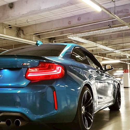 Zablbni si s mrštným BMW M2 na okreskách. Půjčí ti ho v pražské půjčovně pujcsim5.cz